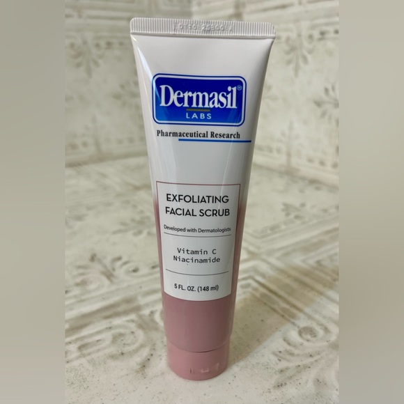 Dermasil Exfoliating Facial Scrub - Picture 3 of 5